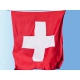 Des drapeaux, vaisselles et serviettes, ballons et guirlandes avec la croix Suisse.